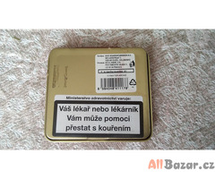 tri staré, plechové krabičky od cigaret